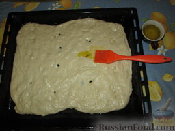 Фокачча "Ароматная": Противень смазываем растительным маслом. Руками равномерно распределяем по нему готовое тесто. Делаем дырочки. Смазываем оливковым маслом. Посыпаем крупной морской солью.