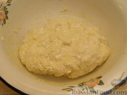 Сырники вареные: Добавить муку и хорошенько перемешать. Должно получиться тесто, которое почти не липнет к рукам.
