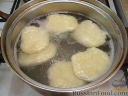 Сырники вареные: Вскипятить воду. Добавить щепотку соли. Сырники опустить в кипяток и варить, пока не всплывут (3-5 минут).