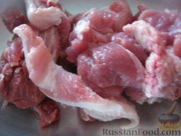 Мясные котлеты из смешанного фарша: Как приготовить мясные котлеты:    Мясо вымыть и обсушить, разрезать на кусочки.