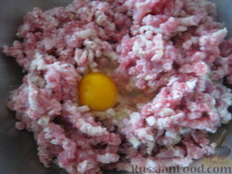 Мясные котлеты из смешанного фарша: В фарш добавить яйцо.