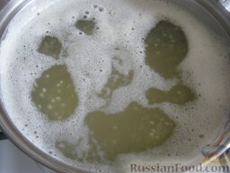 Суп грибной постный с пшеном: В кипящую воду опустить картофель и пшено. Варить до готовности картофеля и крупы, около 20 минут.