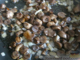 Суп грибной постный с пшеном: Помыть и нарезать шампиньоны. Разогреть сковороду. Налить растительное масло. Выложить лук и грибы. Жарить, помешивая, на среднем огне 7-10 минут.
