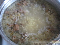 Суп грибной постный с пшеном: Выложить зажарку в суп. Посолить, поперчить, добавить лавровый лист.
