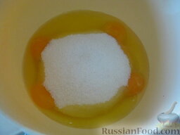 Бисквит в мультиварке: Как приготовить бисквит в мультиварке:    Разбить яйца в высокую миску. Добавить сахар.