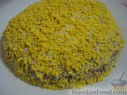 Салат "Мимоза" с рисом: 6 слой - измельченный желток (благодаря которому и получил свое название этот салат).
