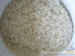 Салат "Мимоза" с рисом: Рис промыть, отварить в большом количестве воды (я обычно наливаю 1:4) до готовности (20-30 минут). Откинуть рис на дуршлаг, промыть. Хорошо отцедить воду.