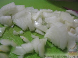 Салат "Мимоза" с рисом: Лук репчатый очистить, помыть и нарезать мелко.