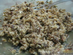 Салат "Мимоза" с рисом: Открыть баночку консервированной рыбы. Филе размять вилкой.