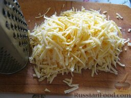 Салат "Мимоза" с рисом: Твердый сыр натереть на терке.