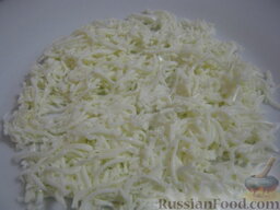 Салат "Мимоза" с рисом: Отделить желтки от белков. Натереть белки на мелкой терке.