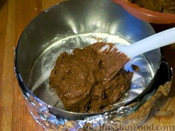 Брауни: Разогреваем духовку до 175-180 градусов.   Выкладываем тесто в подготовленную форму (у меня форма диаметром около 20 см), разравниваем лопаткой.