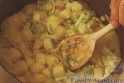 Луковый суп с картофелем: 2. Выложить в кастрюлю картофель и готовить 2-3 минуты, затем залить овощи бульоном и довести до кипения. Уменьшить огонь, накрыть кастрюлю крышкой и варить луковый суп примерно 30-35 минут.