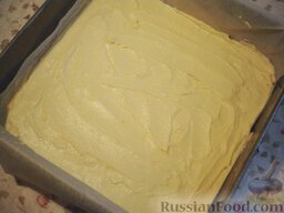 Пляцок (торт) "Секрет монашки" (Sekret mniszki): Тесто выложите в форму, выстеленную бумагой для выпечки (форма 25x25 см), выпекайте около 20 минут при 180°С.