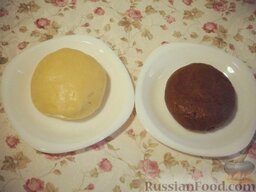 Пляцок (торт) "Секрет монашки" (Sekret mniszki): Разделите его на две части.  Одну поставьте в холодильник, а во вторую добавьте какао, снова замесите и уберите в морозильную камеру.