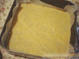 Пляцок (торт) "Секрет монашки" (Sekret mniszki): Светлое тесто распределите по форме, выстеленной бумагой для выпекания.