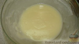 Булочки с тыквой: В миску налить кипяток, добавить растопленный маргарин и 1 ст. л. муки. Быстро замесить тесто без комочков, немного дать остыть.