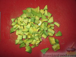 Салат с авокадо, грейпфрутом и крабовым мясом: Авокадо очистить от кожицы и тоже нарезать кубиками.