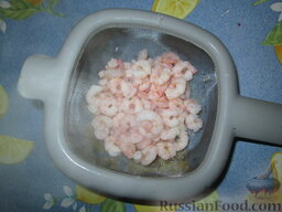 Салат с авокадо, грейпфрутом и крабовым мясом: Очищенные креветки отварить в соленой воде 3 минуты.