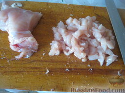 Запеканка из курицы и картошки: Как приготовить запеканку с курицей и картофелем:    Включить духовку. Куриное филе помыть, обсушить и нарезать на небольшие кусочки.