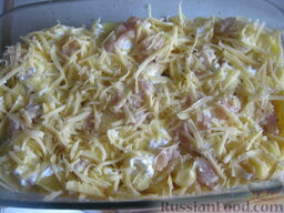Запеканка из курицы и картошки: Затем выложить слой из оставшегося картофеля. Cмазать оставшейся сметаной. Выложить куриное филе. Сверху посыпать сыром.