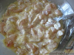 Запеканка из курицы и картошки: Сложить подготовленное филе в миску, посолить, поперчить, добавить майонез. Хорошо перемешать и поставить в холодильник на 20 минут.