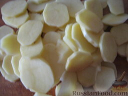Запеканка из курицы и картошки: Картофель очистить, помыть и нарезать тонкими кружочками.