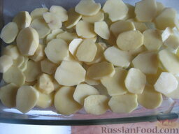 Запеканка из курицы и картошки: На лук выложить слой из половины картофеля.