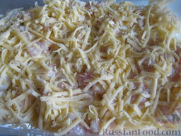 Запеканка из курицы и картошки: Картошку смазать половиной сметанного соуса. Сверху выложить половину куриного филе. Посыпать сверху половиной сыра.