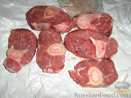 Оссобуко по-милански (Ossobuco alla milanese): Как приготовить оссобуко по-милански:    Оссобуки тщательно сполоснуть, так как на них может остаться костяная крошка. Подсушить. Пленку, которая окружает мясо, рекомендуется надрезать в нескольких местах, для того, чтоб она не 