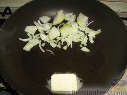 Оссобуко по-милански (Ossobuco alla milanese): На сливочном  и оливковом масле обжарить лук полукольцами и измельченный чеснок.