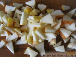 Ароматный яблочный пирог на соке: Яблоко помыть, очистить от семян, нарезать небольшими кусочками.