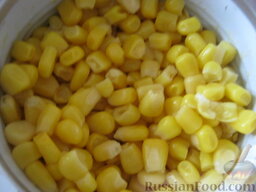 Салат с крабовыми палочками (постный): Открыть баночку консервированной кукурузы. Слить жидкость.