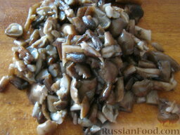 Салат с крабовыми палочками (постный): Промыть и мелко нарезать грибы.