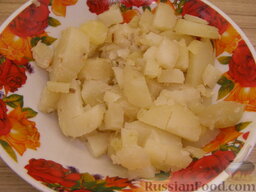 Винегрет с зеленым горошком: Картофель вымыть, отварить в мундире. Остудить, очистить и нарезать такими же мелкими кубиками.