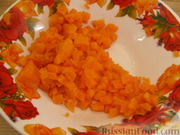 Винегрет с зеленым горошком: Морковь вымыть, отварить в кожуре 20-30 минут. Очистить и нарезать мелкими кубиками.