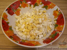 Оливье без моркови: Яйца сварить вкрутую (10 минут). Остудить, очистить и нарезать мелкими кубиками.