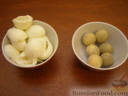 Салат "Мимоза" классический: Яйца отварить, остудить, очистить. Отделить белки от желтков.