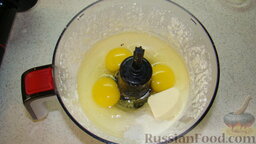 Творожные блины: Добавить масло сливочное, соль, яйца, перемешать до однородной массы.  Добавить масло растительное и перемешать в блендере.
