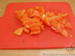 Салат из пекинской капусты с помидорами и кунжутом: Помидоры мелко нарезать.