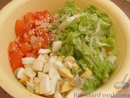 Салат из пекинской капусты с помидорами и кунжутом: Соединить все компоненты, залить заправкой, посыпать салат из пекинской капусты кунжутом.