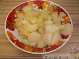 Салат Оливье с рыбой: Как приготовить салат Оливье с рыбой:    Картофель вымыть, отварить в мундире (30 минут), очистить, нарезать мелкими кубиками.