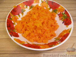 Салат Оливье с рыбой: Морковь вымыть, отварить в кожуре (30 минут), очистить и тоже нарезать мелкими кубиками.