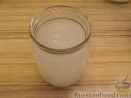 Скумбрия маринованная с луком: Приготовить рассол - на 0,5 л воды добавить 2 ст. ложки соли. Перемешать.