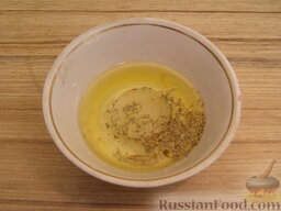 Скумбрия маринованная с луком: Приготовить заправку: смешать растительное масло и уксус. Добавить сахар, перец, пряные травы.