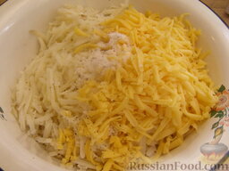 Рёшти с сыром: Соединить картофель и сыр. Посолить.