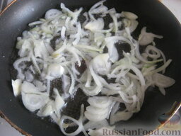Куриная грудка, жаренная с грибами: Разогреть сковороду, налить растительное масло. В горячее масло выложить лук. Жарить на среднем огне, помешивая, 3-4 минуты.