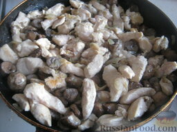 Куриная грудка, жаренная с грибами: Затем выложить грибы. Жарить на среднем огне, помешивая, 5-7 минут. Затем добавить филе, посолить, поперчить и жарить под крышкой на небольшом огне 15-20 минут.