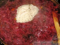 Тушеная красная капуста с баварскими колбасками: Добавить сметану, соль, перец, хорошо перемешать и потушить 10 минут. В конце посыпать тушеную красную капусту рубленой зеленью.