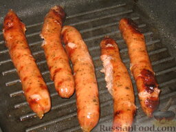 Тушеная красная капуста с баварскими колбасками: Баварские колбаски обжарить на гриле или на сковороде.